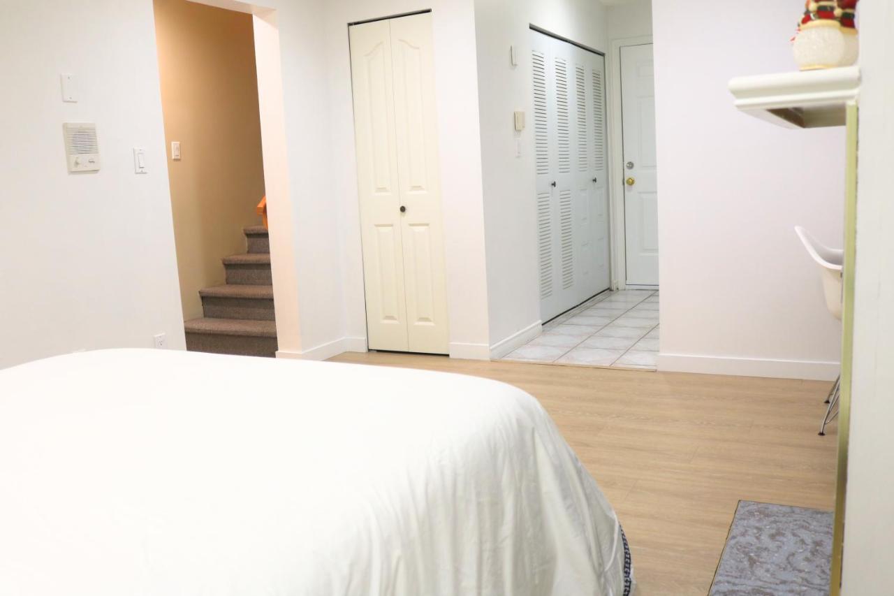 Pristine 3 Beds 2 Washroom Guest Suite サレー エクステリア 写真